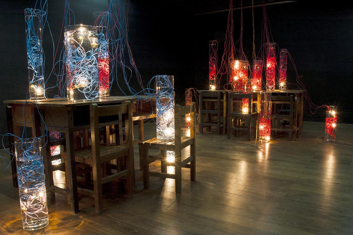 Image of Flood, a light made of lightbulbs and cables in water